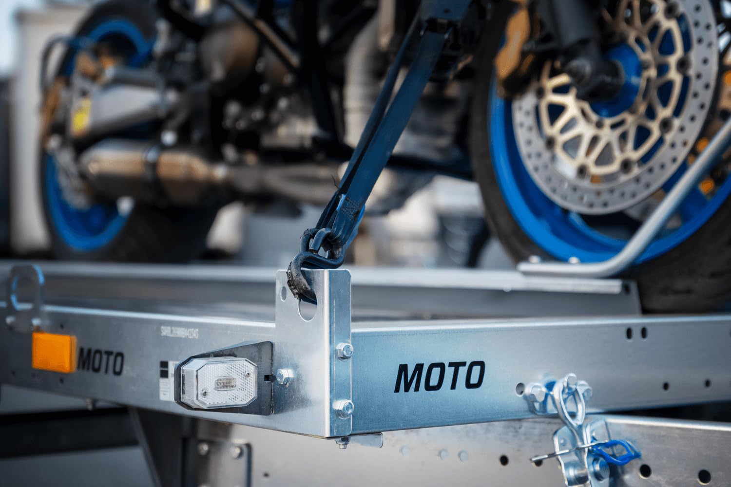 UNITRAILER Moto 1 Motorradanhänger ungebremst bis 750 kg | Verzinkter Stahlrahmen mit Sperrholzboden. Für den sicheren Transport von einem Motorrad oder Roller bis 220 cm Länge.