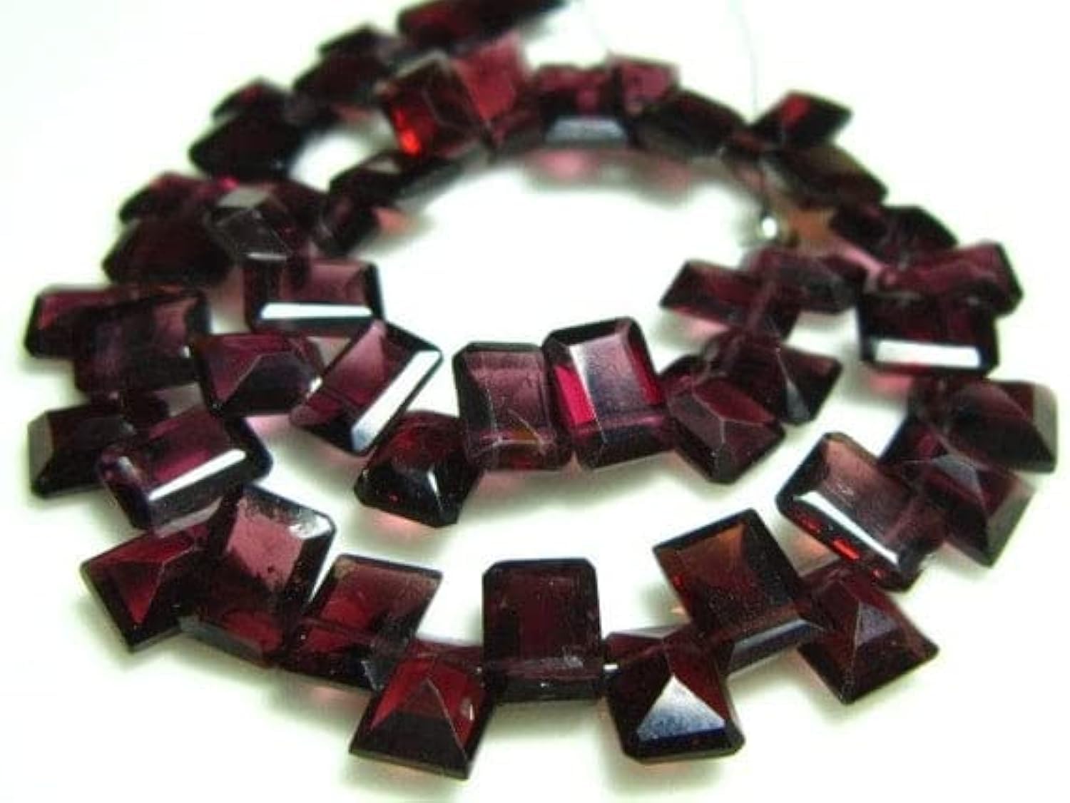 Garnet briolettes pierres naturelles rouge bordeaux pour fabriquer un collier elegant de soiree