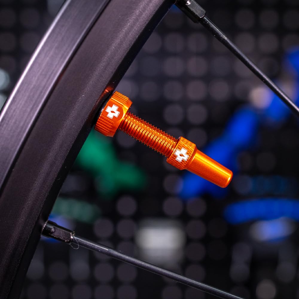 Muc-Off Valves Presta Tubeless - 60 mm - Valves de Vélo Anti-Fuite de Qualité Supérieure avec Outil Démonte-Obus de Valve Intégré - Orange