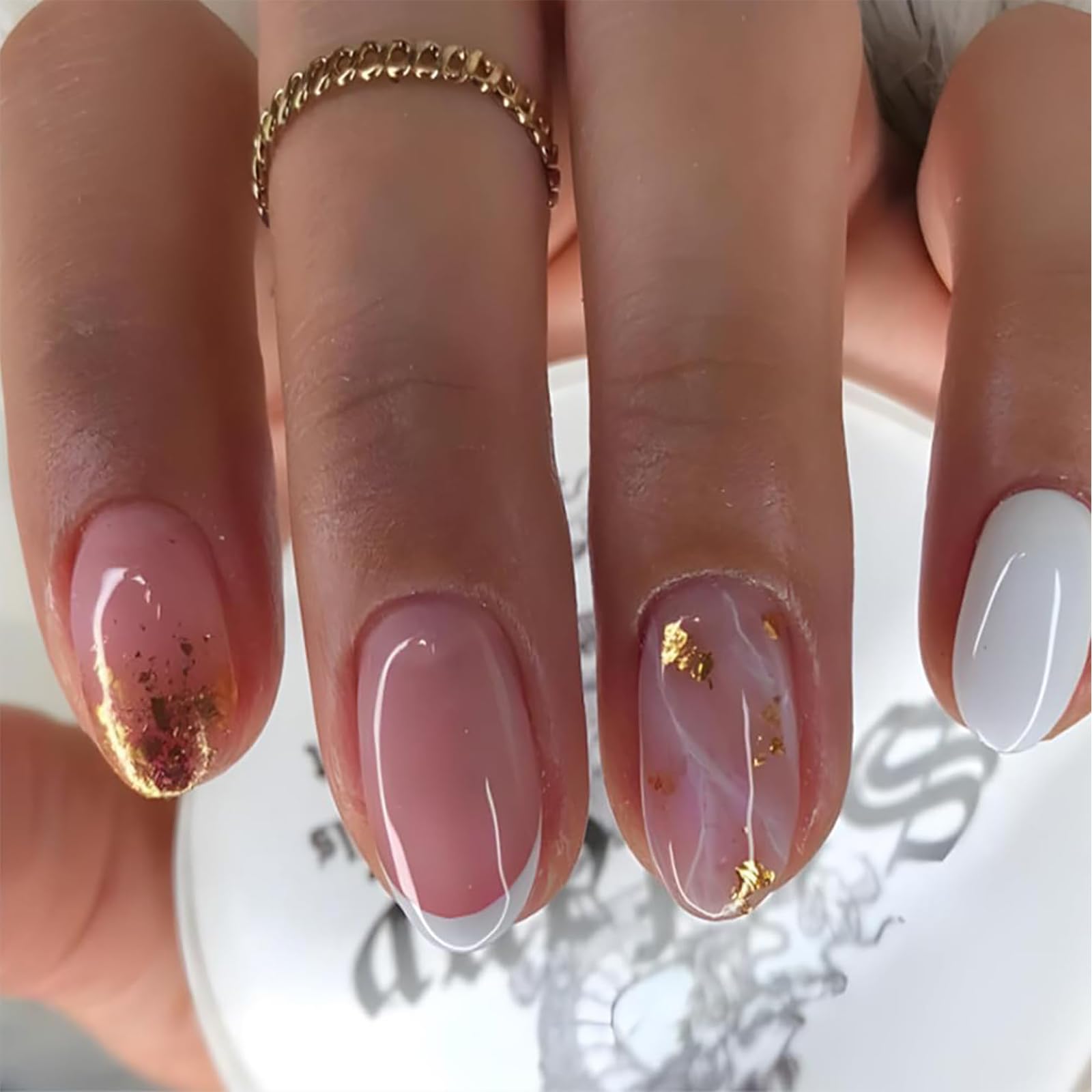 Calkrer 24 French tip press-on nails: Uñas cortas, redondas, plegables de cabeza de almendra con diseño de lámina dorada, Suministradas con pegamento de gel y lima de uñas.