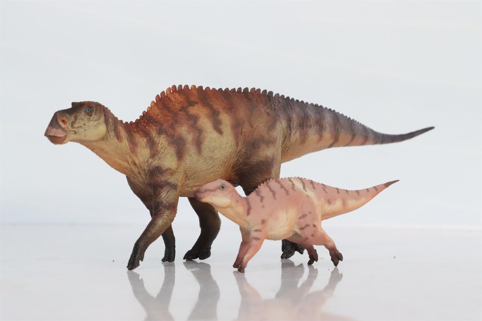 AMITD Figura de acción de dinosaurio de Maiasaura Mother and Son a escala 1:35 (rojo con caja)