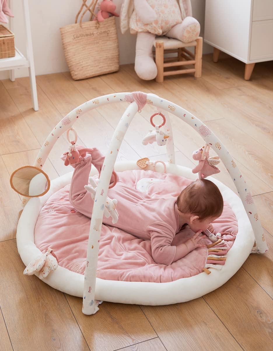NOUKIE'S – Alfombra de Juegos para Bebé Veloudoux Lina & Joy – Alfombra Sensorial con Juguetes Colgantes – Motricidad, Desarrollo, Estimulación – Lavable a Máquina – Recién Nacido – Regalo