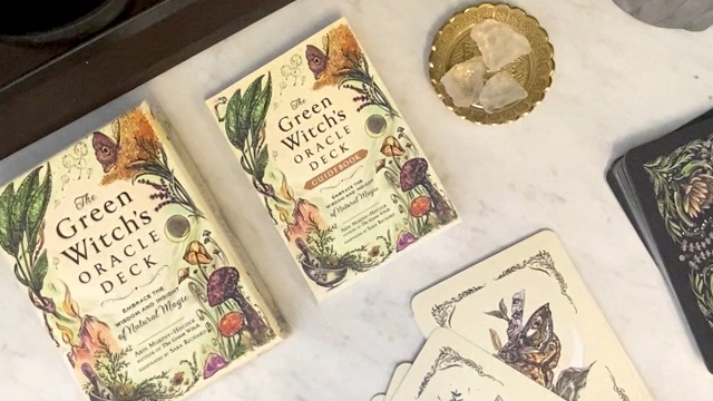 Image of The Green Witch's Oracle Deck: Embrace the Wisdom and Insight of Natural Magic (Green Witch Witchcraft Series)