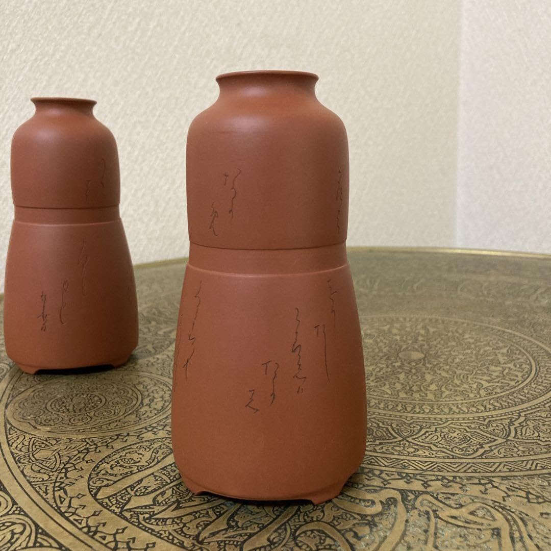 Tokoname Ware Tsuzuki Pottery Genzo Vermilion Sake Pot Engraved Fujita Akika Waka Japanese Poem Sculpture Tokuri Sake Bottle *Wooden Box is not Included if Shipped Overseas*