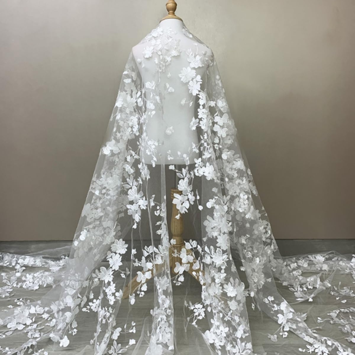 Broderie Dentelle Tulle Tissu 120cm Large Bordure Brodée Fleurs Tissu Floral Dentelle Maille Tissu 3D Fleurs Maille Tulle pour DIY Vêtements faits main Couture Mariage Voile Blanc 3 Yards
