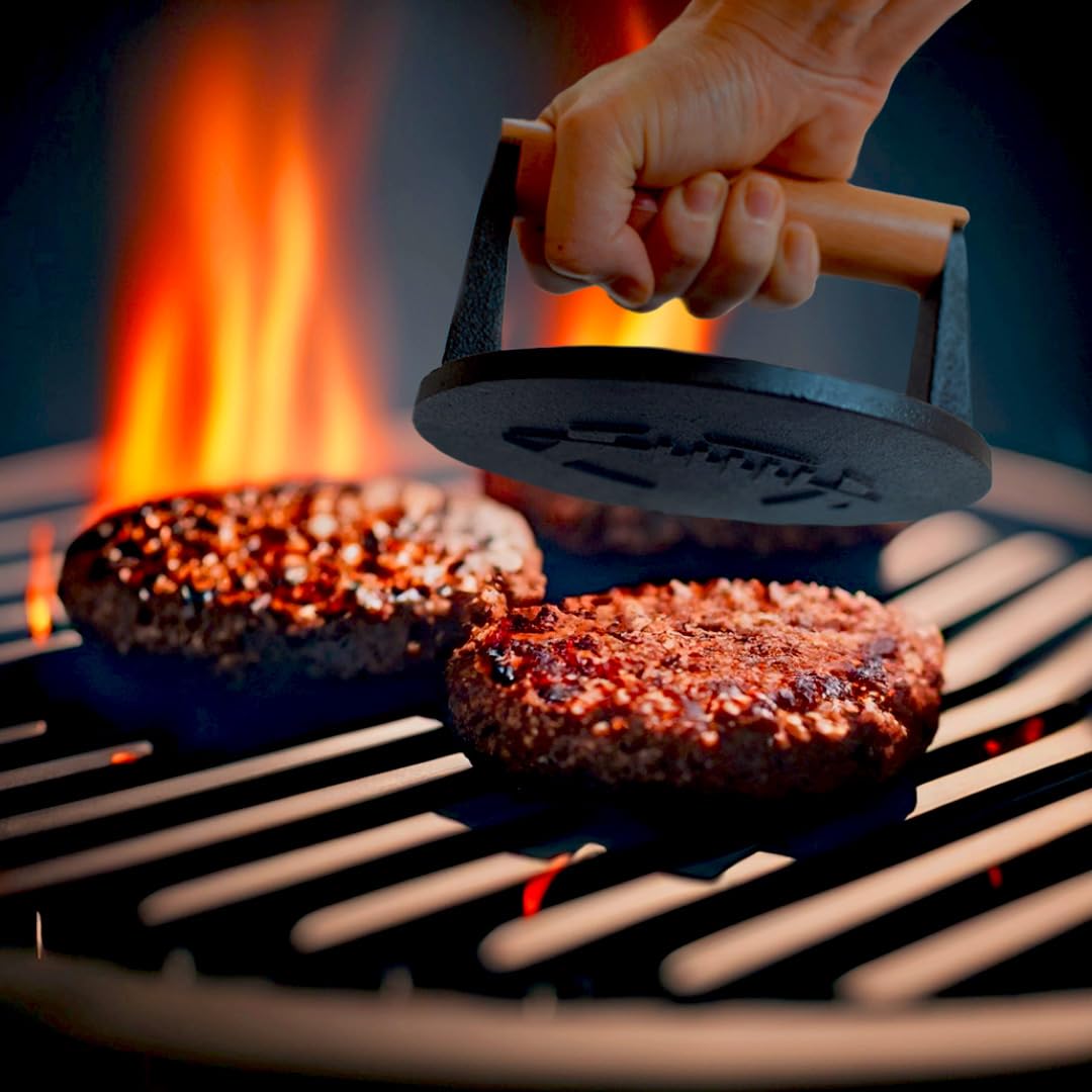 SIZZLE Fußball-Thema, 12,7 cm, Holzgriff, Pattypresse aus hochwertigem Gusseisen, solide Konstruktion, sicherer Griff, bequemer Halt, cool geprägtes Fußball-Logo-Design, 14 cm Burgerpresse