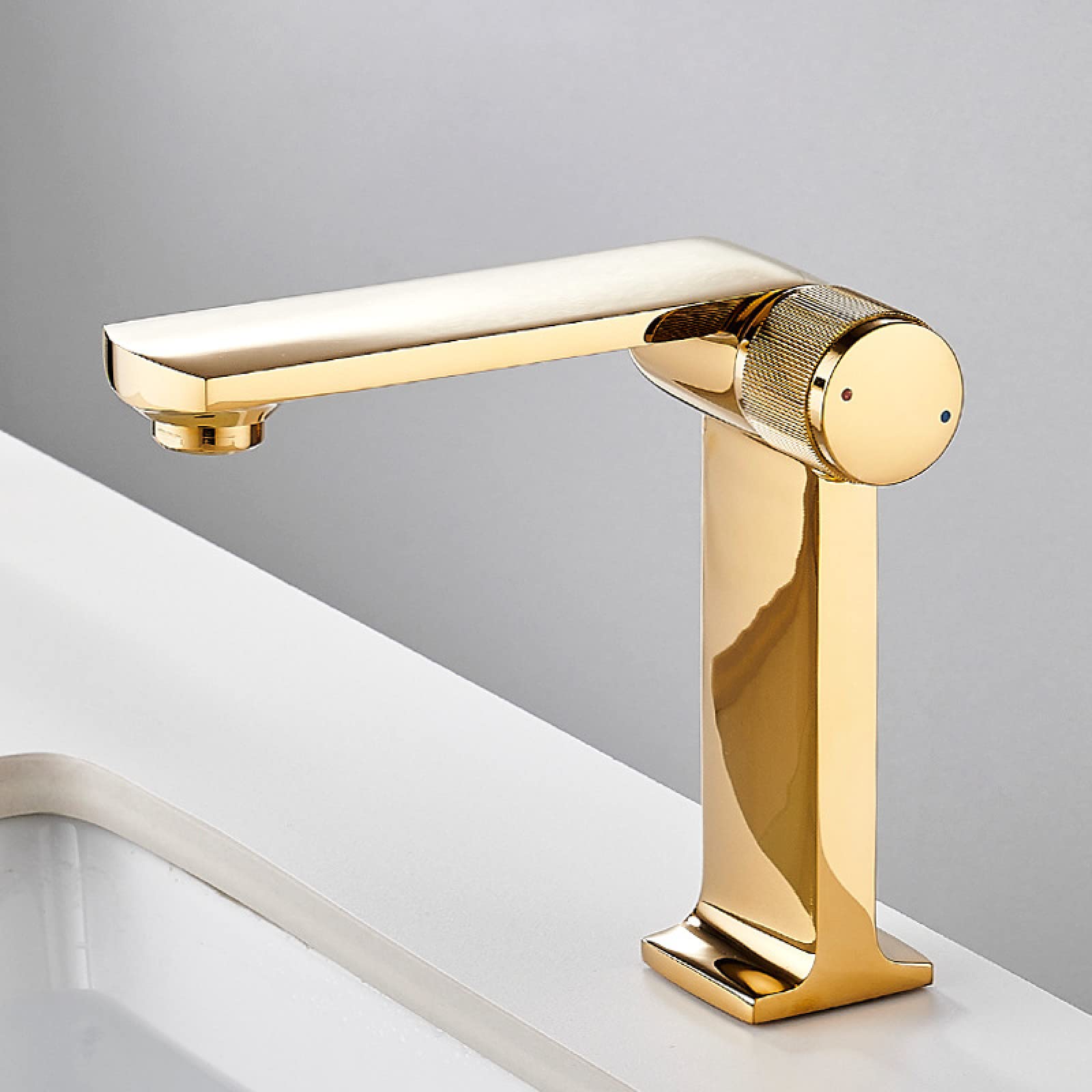 Robinet lavabo or en laiton brossé pour une salle de bain chic et moderne