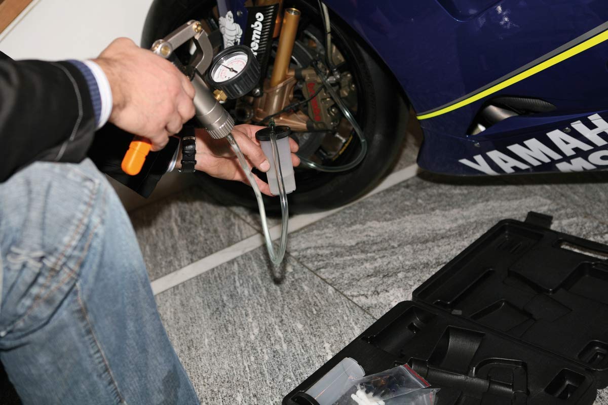 BETA - Tester Pressione e Depressione con Pompa a Vuoto e Accessori, Kit Professionale Spurgo Freni e Diagnosi Motore Auto Officina, 960P