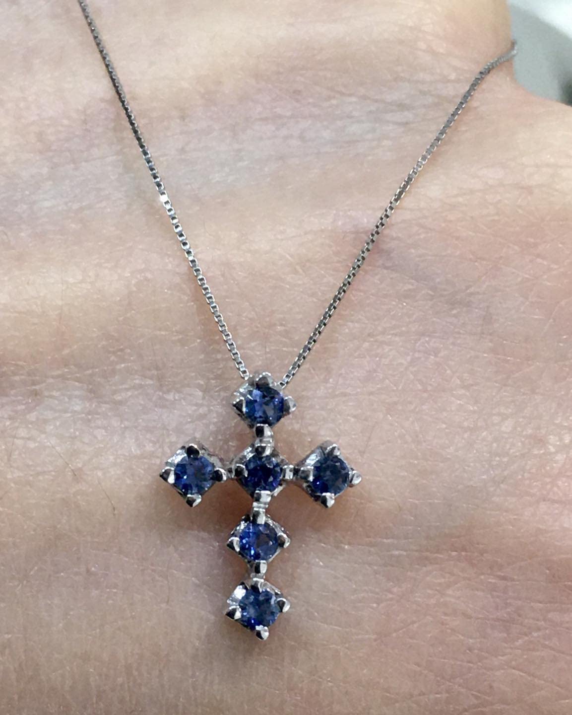 Collana girocollo da donna in oro bianco 18kt con croce cm 1,5 di zaffiri veri naturali taglio a brillante