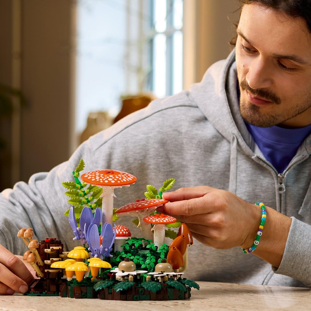 LEGO Botanicals Grzyby leśne, zestaw konstrukcyjny dla dorosłych, roślinna ozdoba do salonu z muchomorem i kwiatami, pomysł na prezent dla kobiety, mężczyzny i miłośników roślin 11505
