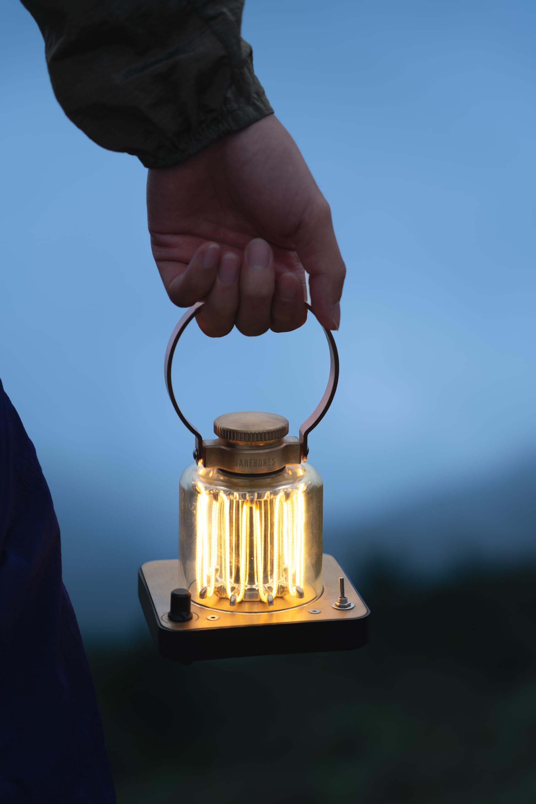 Barebones Living Block Tower LED Laterne – Wiederaufladbare Lampe im Vintage-Stil