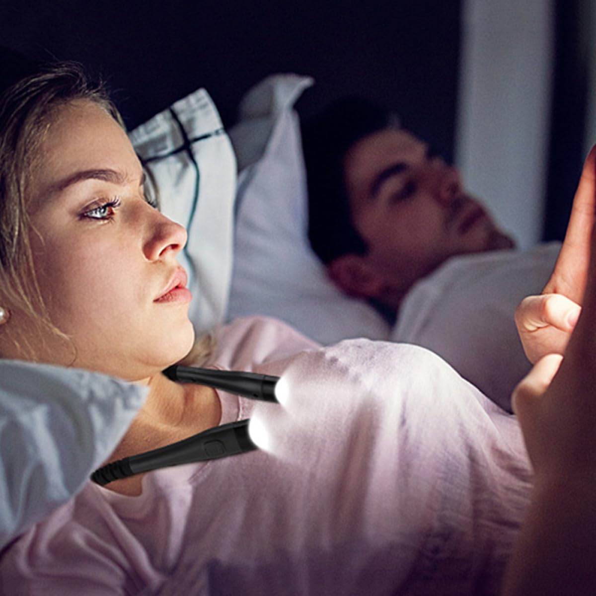 Luce da Lettura al Collo USB Ricaricabile, 4 LED 2835 | Bracci Regolabili, Angolo Fascio 90°, Batteria Integrata 1000mah, Plastico Nero per Viaggio e Campeggio
