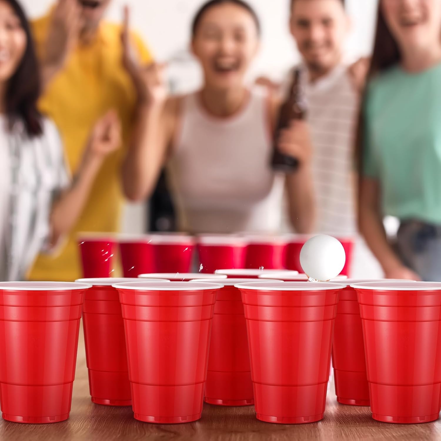 Ensemble ultime de jeux de bière pong | Comprend des gobelets rouges, des balles de ping-pong et des verres à shot | Parfait pour les enterrements de vie de jeune fille, les enterrements de vie de