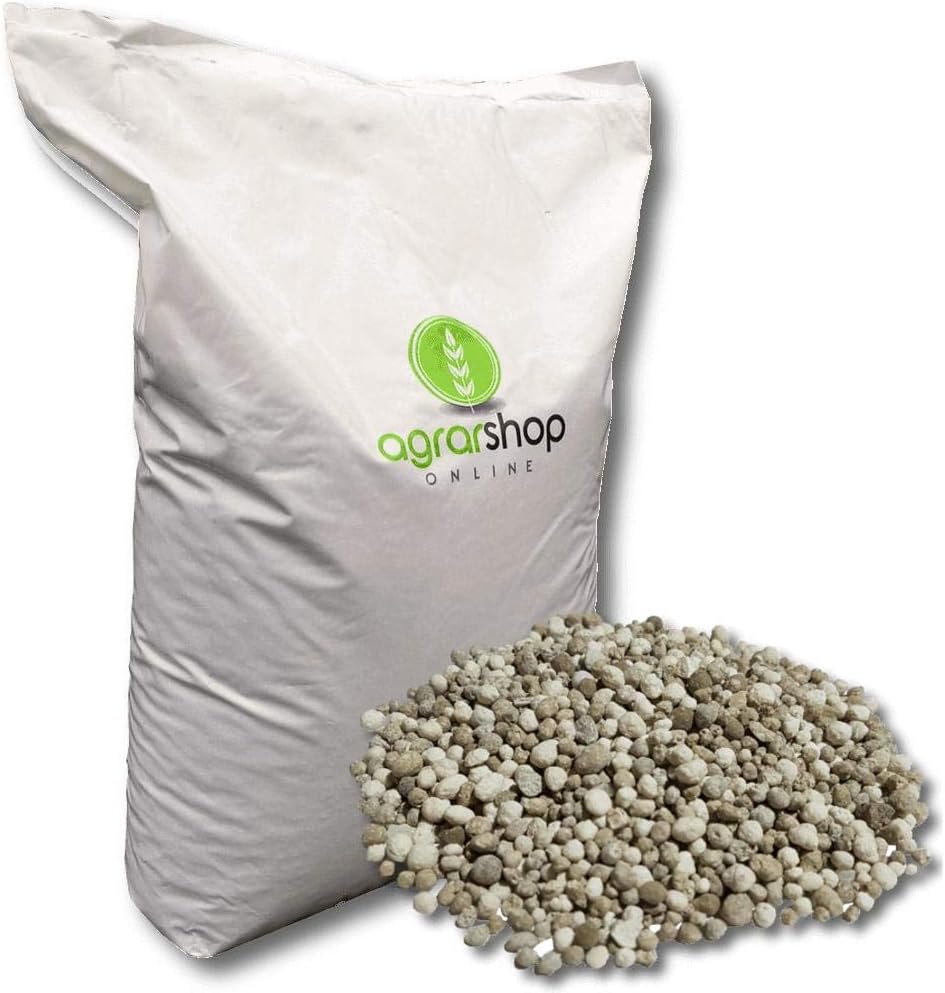 Ein weißer Sack mit der Aufschrift "agrarshop ONLINE" und einem grünen Blattlogo steht neben einem Haufen körniger, hellbrauner Düngemittel oder Bodenverbesserungsmittel auf weißem Hintergrund.