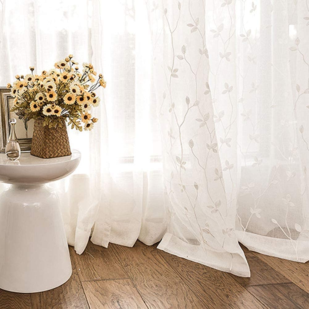 Rideau brodé délicat pour illuminer un salon chaleureux et une chambre épurée