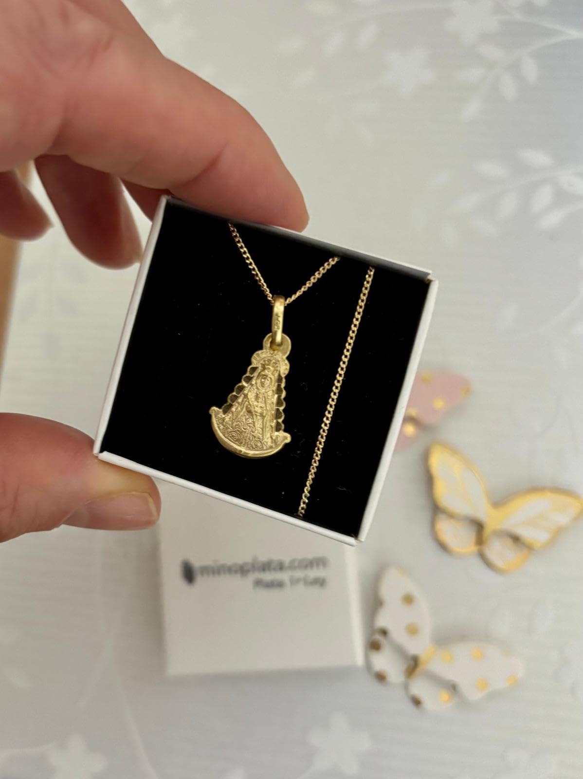 Gargantilla Virgen del Rocío Plata de Ley Dorada | Plata 925 chapada en oro, Medalla 11x18mm, Cadena 45cm incluida, Cierre de reasa seguro, Estuche oficial incluido
