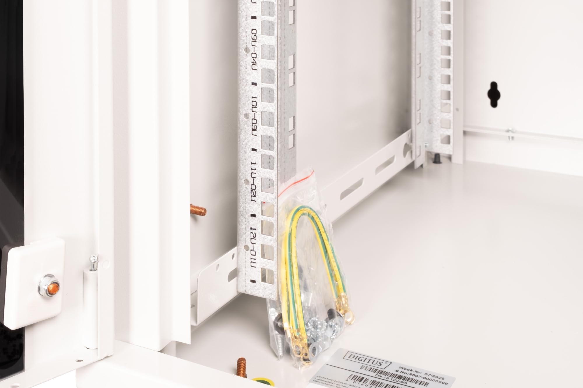 DIGITUS Netzwerk-Schrank 19 zoll 12 HE - Wandmontage - 600 mm Tiefe - Traglast 100 kg - Unique Serie - Glastür - Grau | Nutztiefe 450 mm – Wandmontage – Traglast 100 kg – Sicherheitsglastür – Schutzklasse IP20