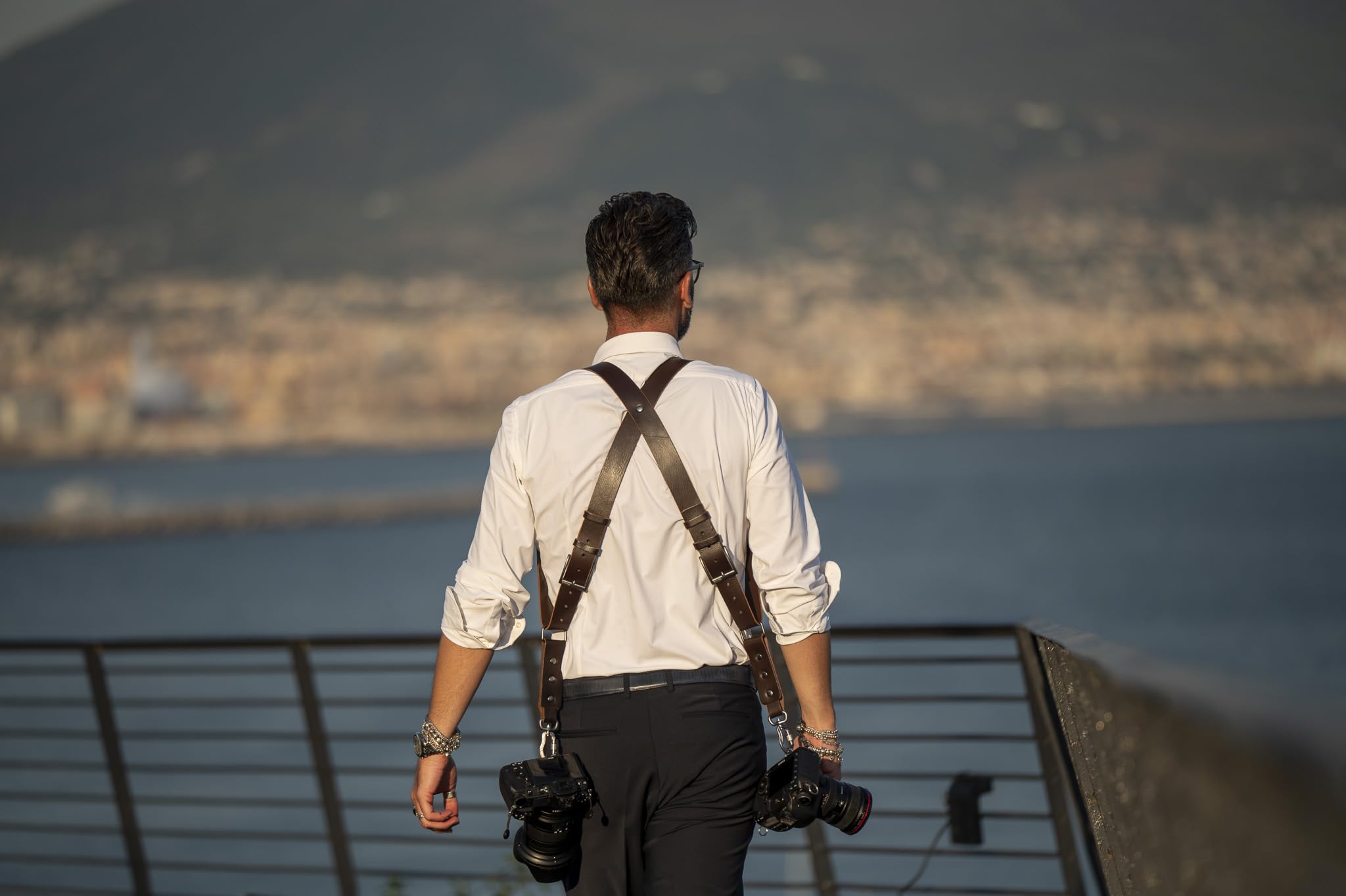 Nice One Tracolla in Pelle per Fotocamera - Ultra resistente per fotografi professionisti - Realizzata in Italia con Pelle di alta qualità - moschettone in alluminio a sgancio rapido