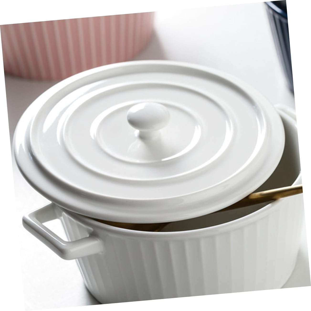 Bol avec Couvercle à Double Anse en Céramique Blanc | Compatible Micro-ondes, Isolation Alimentaire, Usage la Cuisine et Mélange de Salade, Format Simple et Moderne