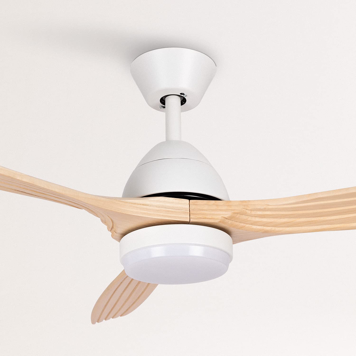 CREATE / WINDCUP/Ventilateur de plafond avec lumière et télécommande, blanc lames bois naturel / 40W, Silencieux, Ø132 cm, 6 vitesses, minuterie, été-hiver, double hauteur, moteur DC