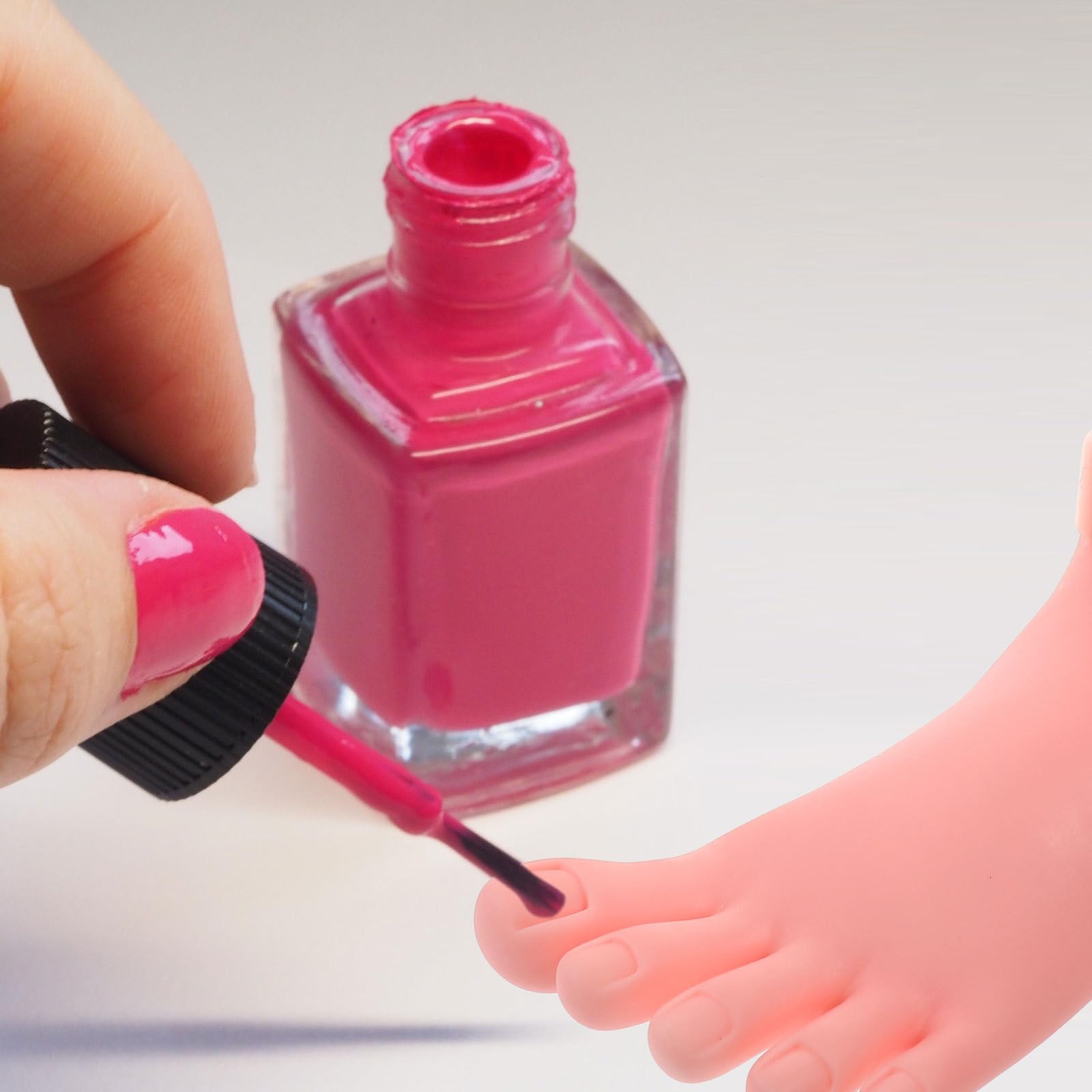 Zerodeko Mano Izquierda Falsa y Modelo Pie para Práctica de Uñas, 2 Piezas Flexibles Articuladas de Silicona, Herramienta Entrenamiento Manicura Profesional para Color Aleatorio