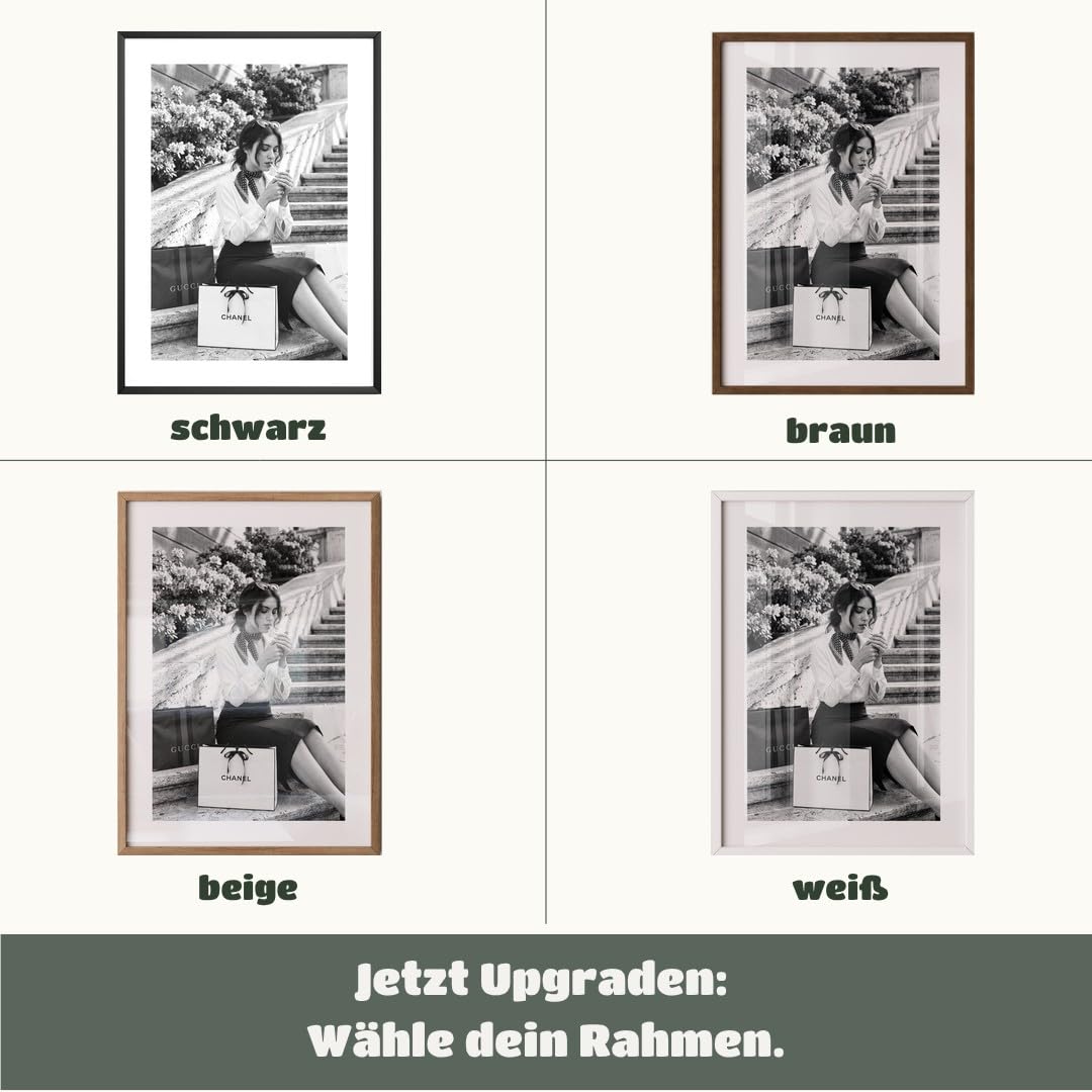 MJ-GRAPHICS® Poster Frau Kunstdruck schick Stadt Einkauf Wandbild schwarz weiß Stadtleben stilvoll Deko Treppe urbanes Flair Wohnzimmer Wanddeko modern 50x70 mit schwarzem Rahmen