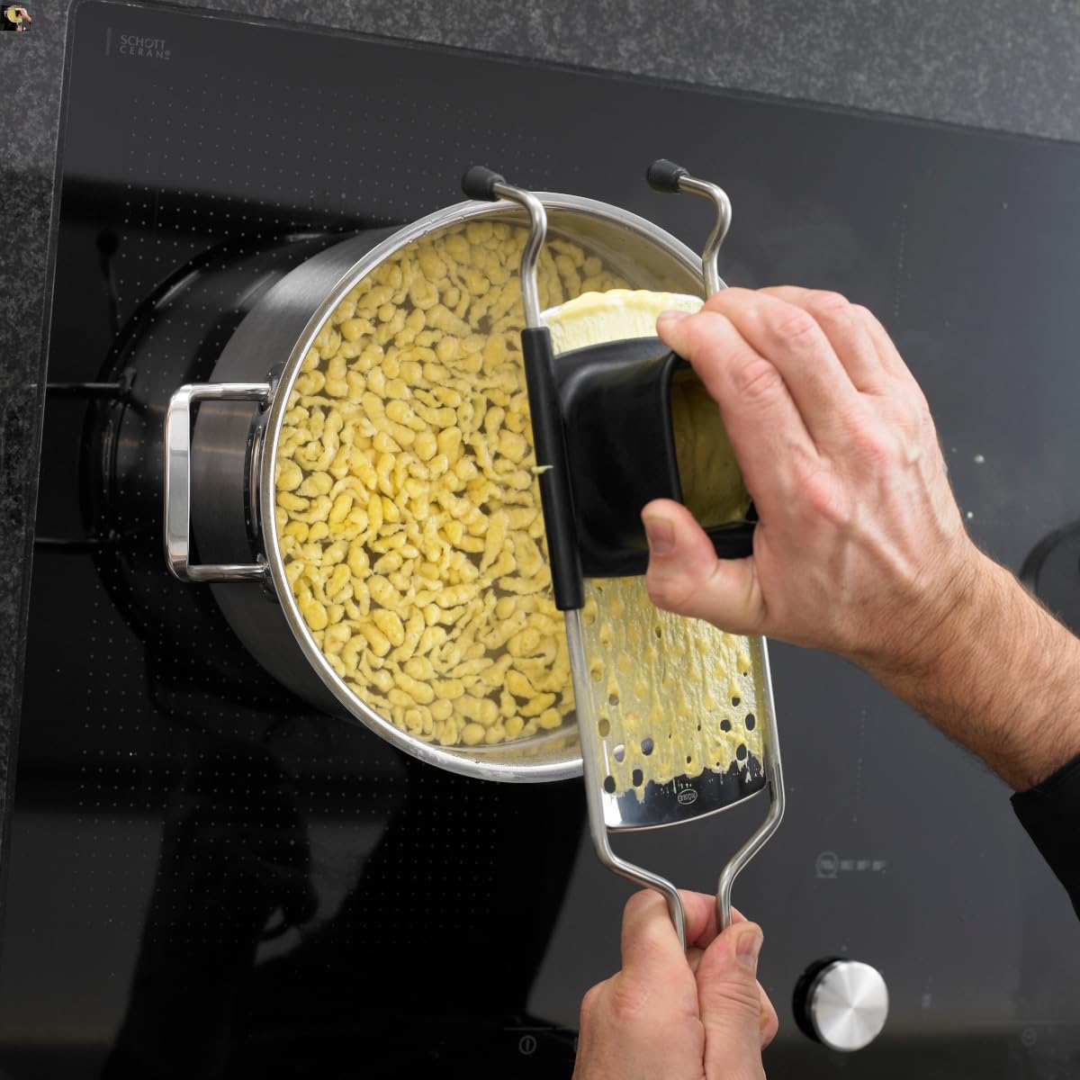 Fackelann 45443 Plaque à Spätzle, Râpe à Spätzle, Râpe Pour Spätzle Avec Raclette, Plastique