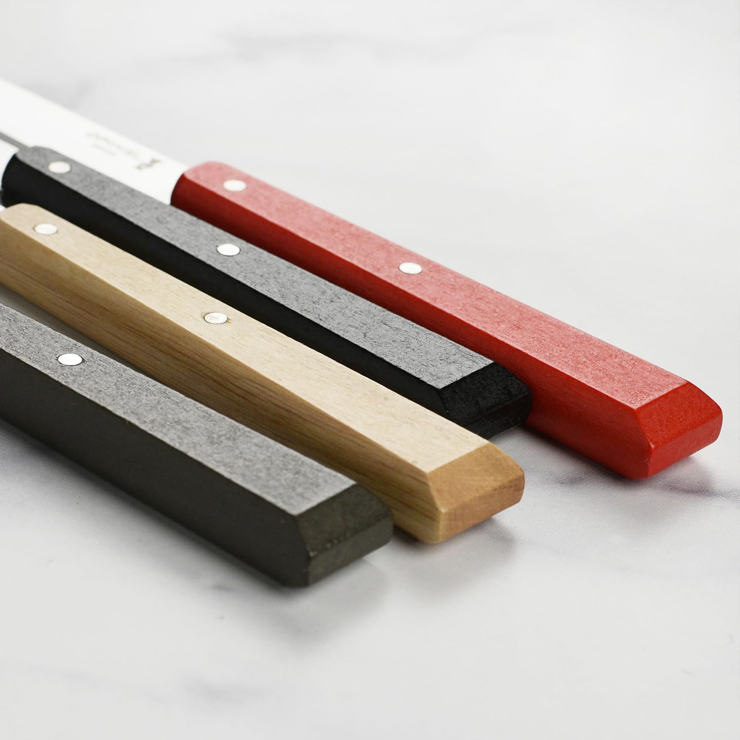 Opinel - Boîte de 4 Couteaux de Table N°125 Bon Appétit Loft - Lame Acier Inox - Manche Charme - Fabrication Française - Rouge, Noir, Bois Naturel et Poivre