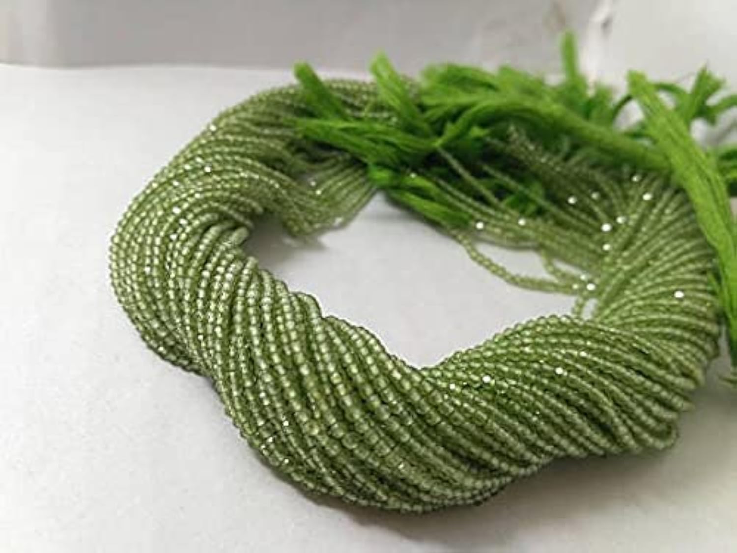 Perles péridot facettées 2.5-3mm LKBEADS pour réussir vos bijoux fins