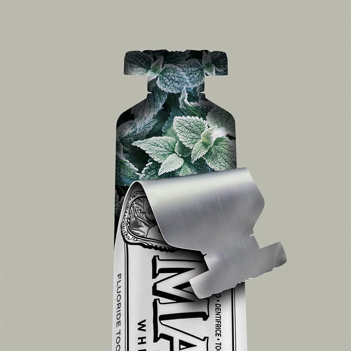 Marvis Pasta de dientes blanqueante de menta, 85 ml, gel dentífrico para un blanqueamiento natural, pasta dental refrescante que elimina la placa
