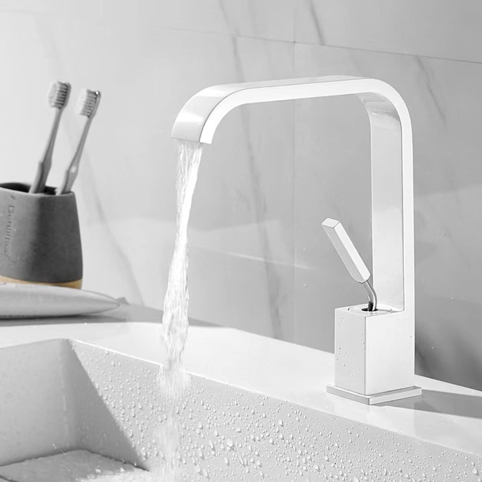 Grifo mezclador de latón blanco con diseño de cascada y control monomando fluido