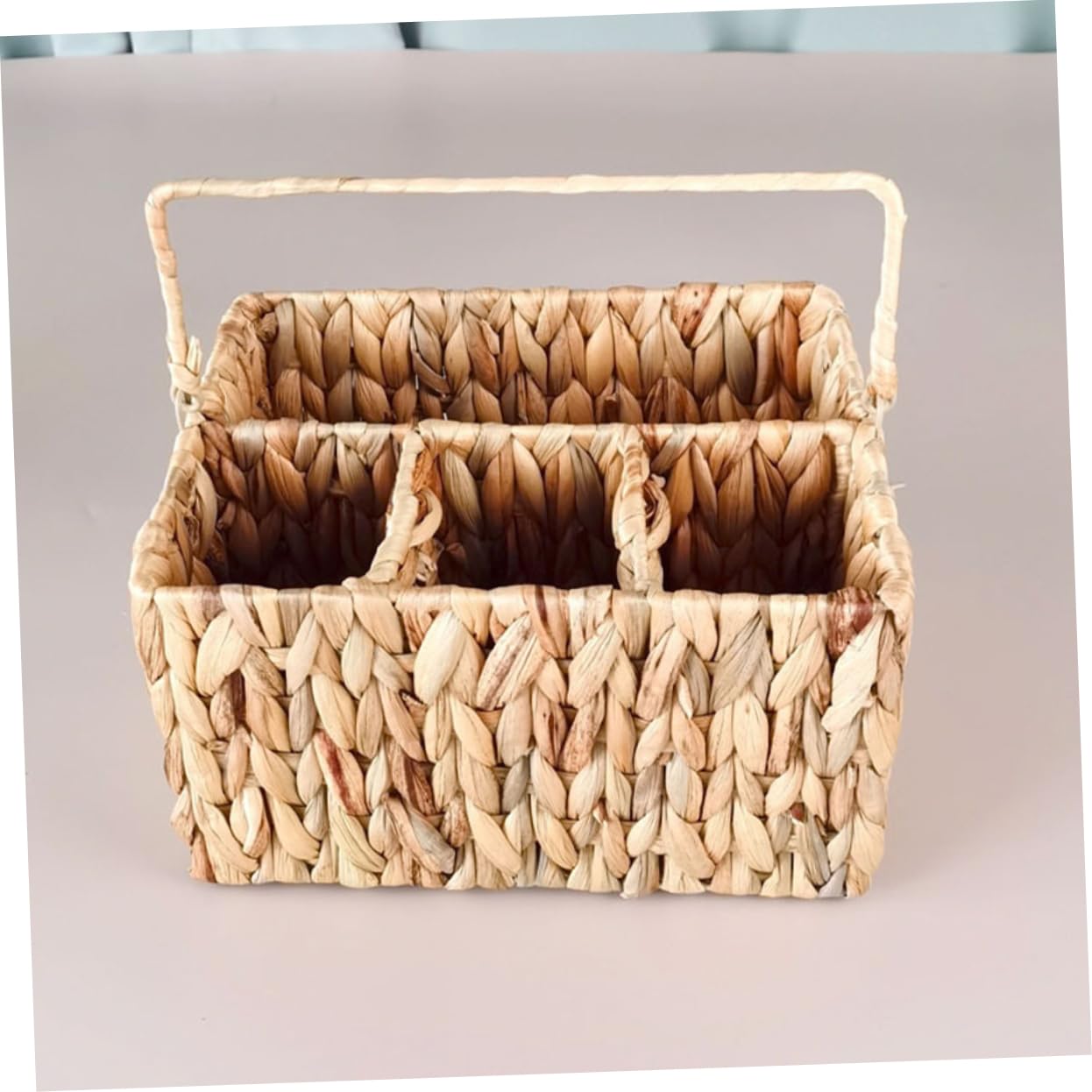 Cesta Organizadora de Cubiertos de Hierro y Junco Textura Fina y Diseño Delicado para Cocina y Mesa de Comedor