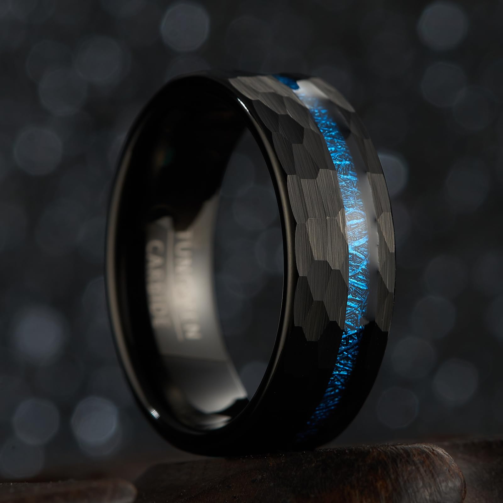 Anello Nuziale Uomo in Tungsteno Martellato Larghezza 8mm con Intarsio in Fibra Blu Intrecciata (Misura USA)