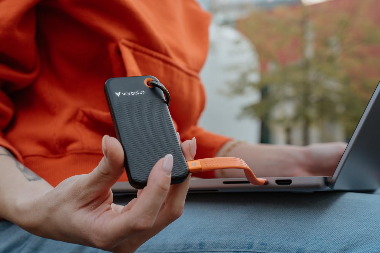 Verbatim Pocket SSD 256 GB, SSD esterno USB 3.2 Gen 2, fino a 1000 MB/s di lettura e scrittura, disco rigido portatile per PC, Mac e console, nero/arancione