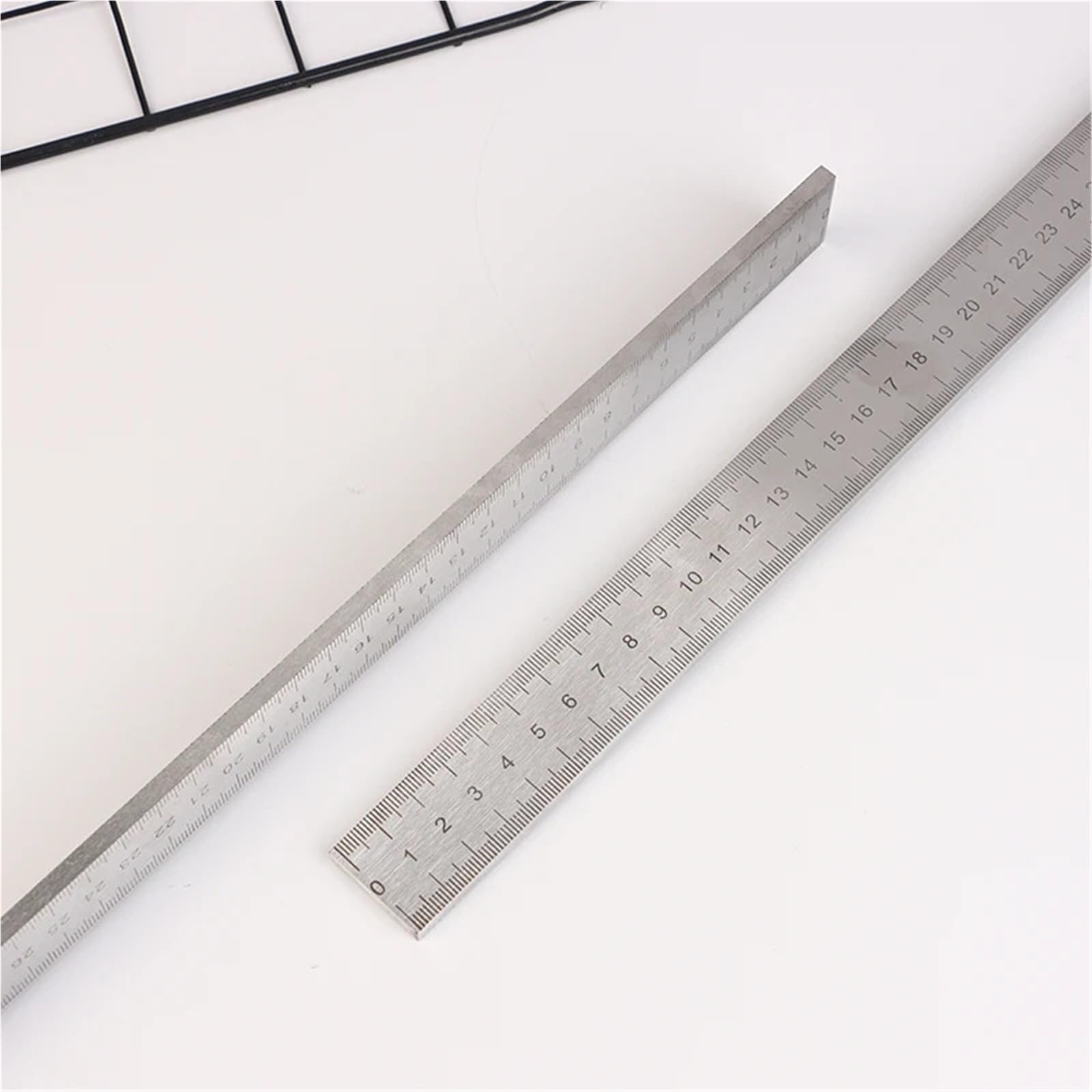 2-teiliges Lineal aus Edelstahl mit Zwei Skalen, verdickt, abgeschreckt, zufälligem Lanyard-Stil, ideal for Zeichnen und Messen für Engineering, Schule, Büro, Zuhause(Thickness:5.0mm)