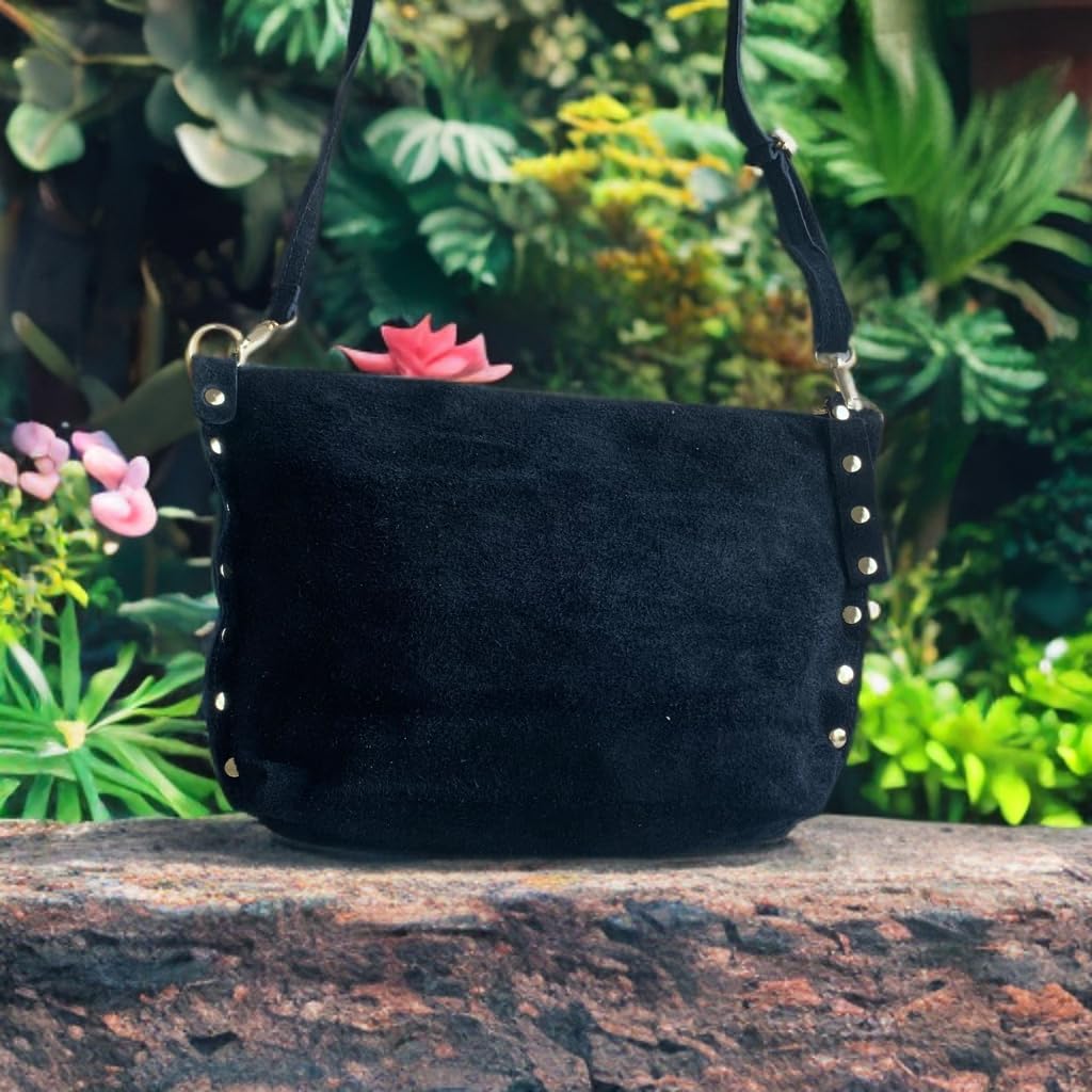 Borsa a tracolla in camoscio italiano con borchie sui lati. Cinturino regolabile e intercambiabile. Chiusura con cerniera. Interno foderato con tasca integrata. Tasca posteriore.