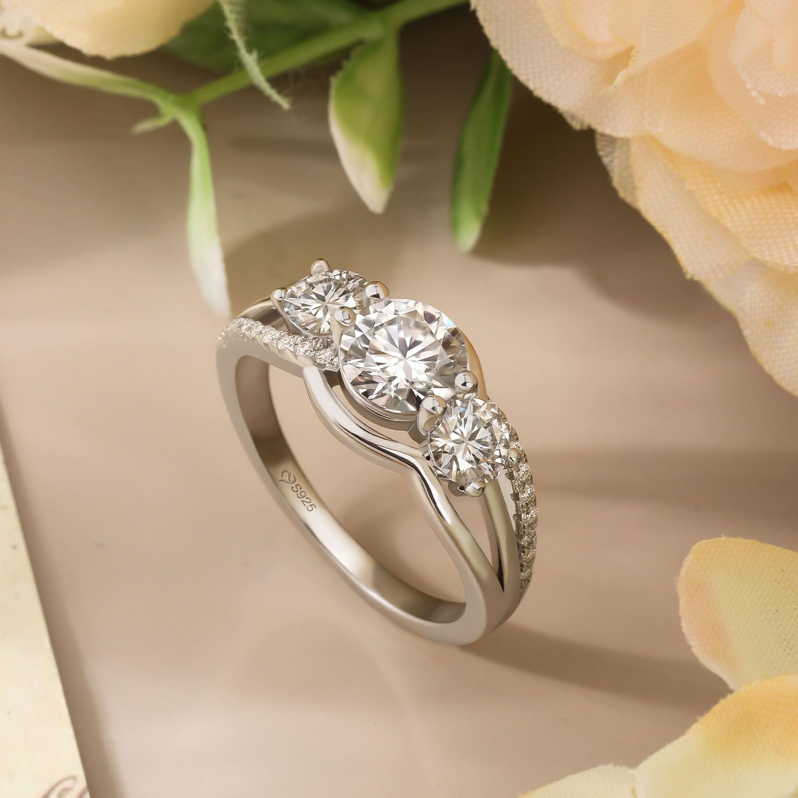 Jeulia Damen Moissanit Ringe Retro Drei Steine Verlobungsring 1ct Rundschliff Ehering GRA Zertifiziert Tauring mit Zirkonia Tauring Farbe D VVS1 Sterlingsilber Ring für Frauen Geschenk