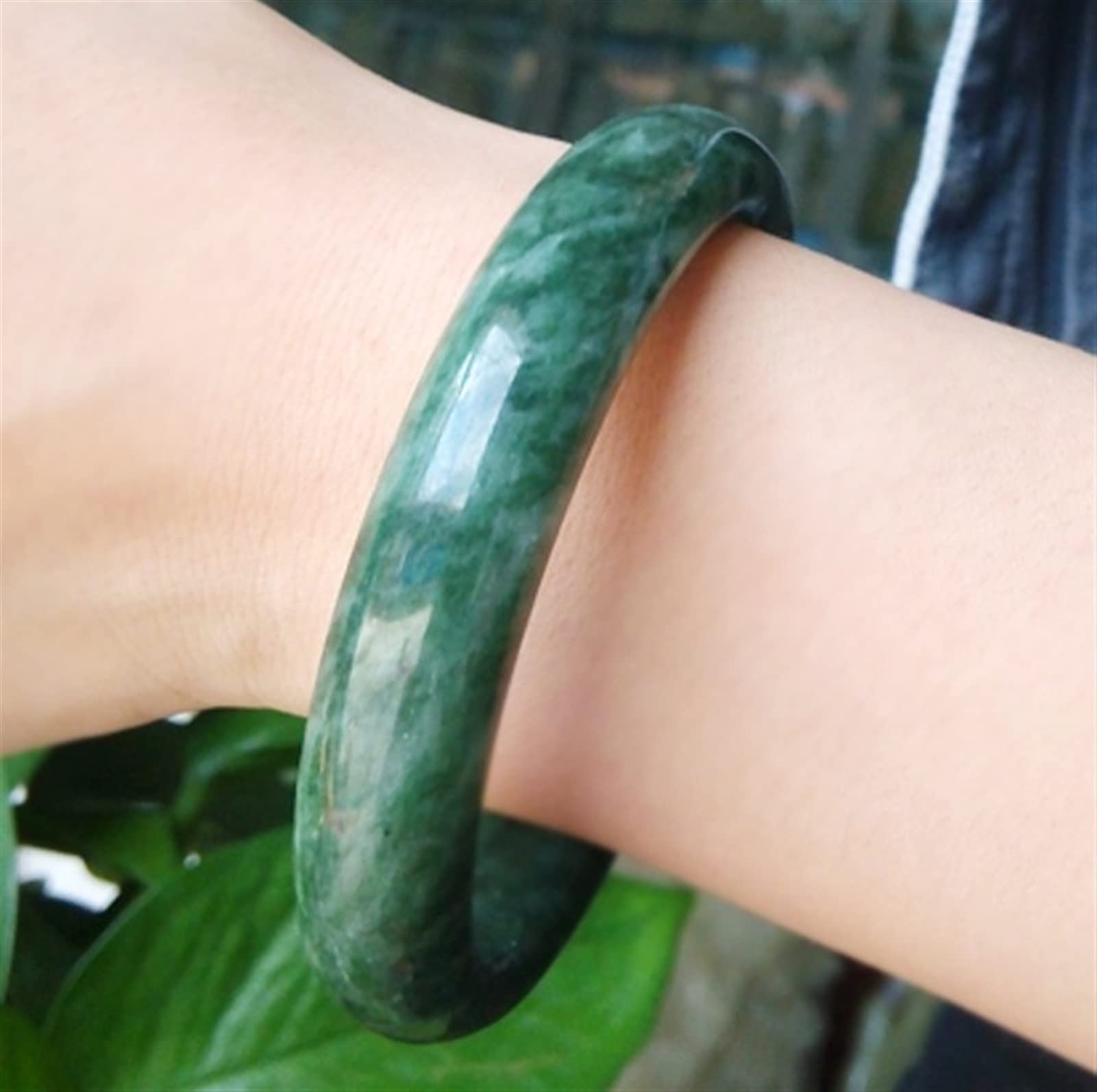Amazon.co.jp: 天然の緑の翡翠のバングルブレスレットの手の彫刻