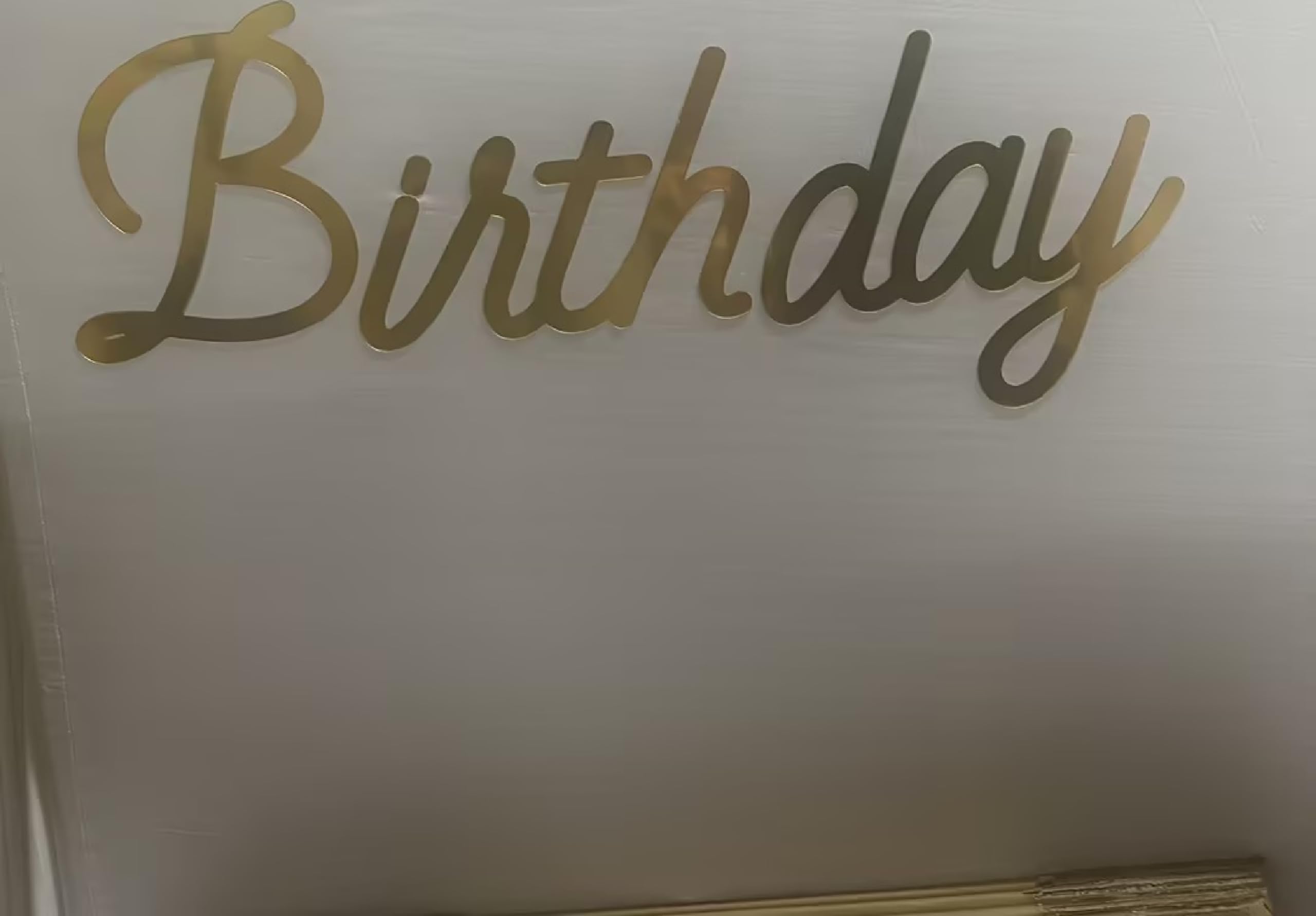 Letrero de feliz cumpleaños en acrílico espejo grande con acabado dorado de alta gama
