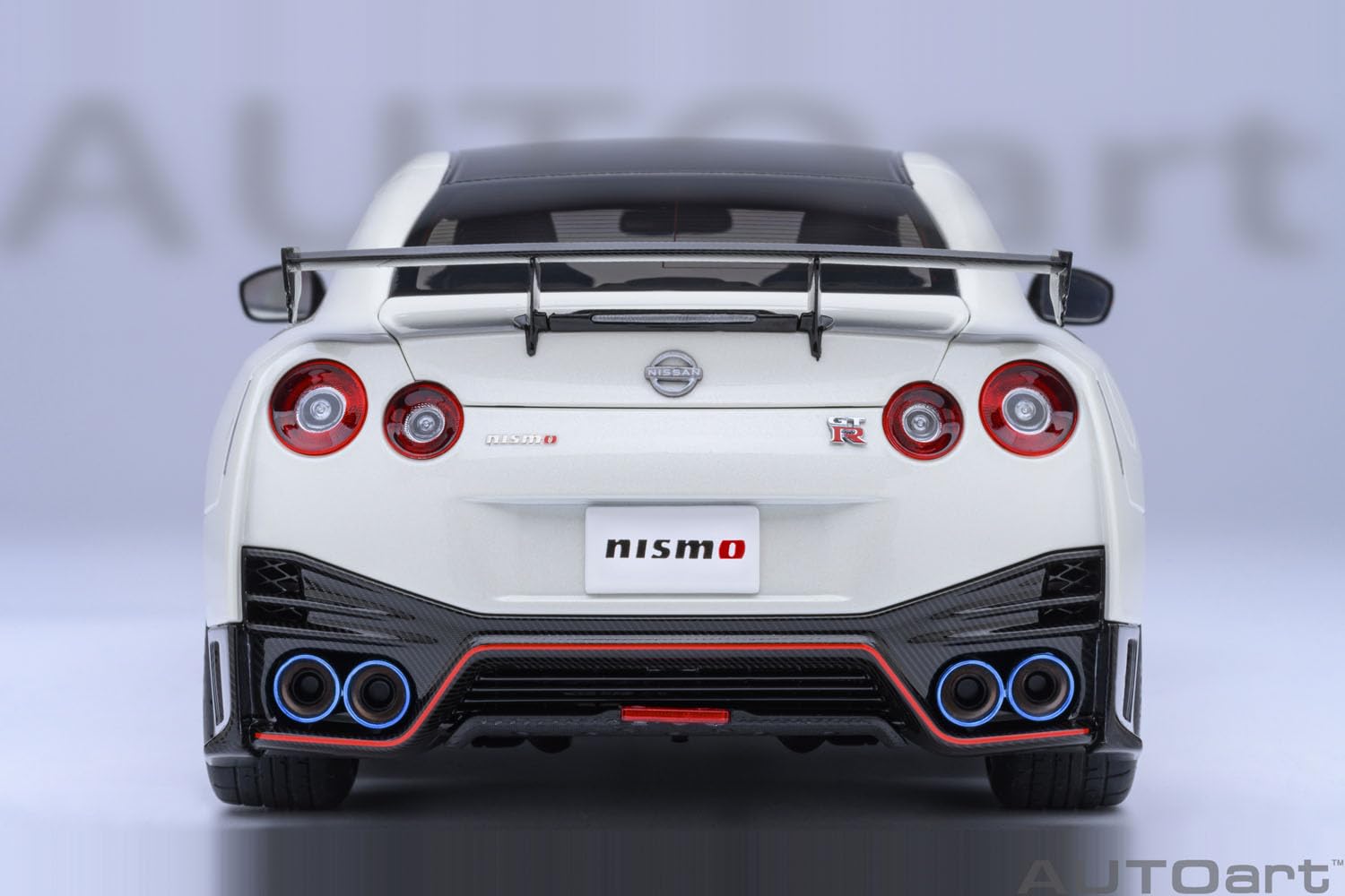 AUTOart 1/18日産 GT-R ニスモ (ブリリアントホワイトパール) AUTOart 1/18 日産 GT-R （R35） ニスモ スペシャルエディション