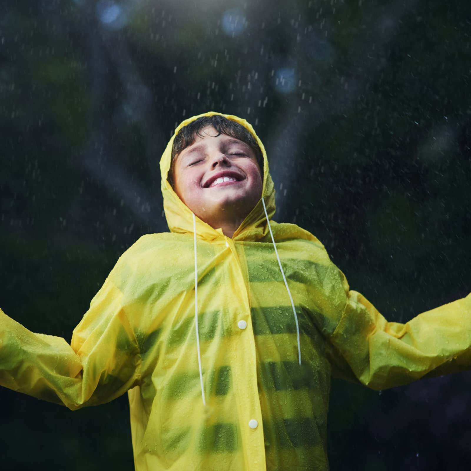Volumoon 2pcs Impermeabile per Bambini 110cm, Poncho Pioggia Unisex con Cappuccio e Bottoni Portatile, Bambini Impermeabile Giacca da Pioggia, Riutilizzabile Mantella Antipioggia in EVA (Giallo+Viola)