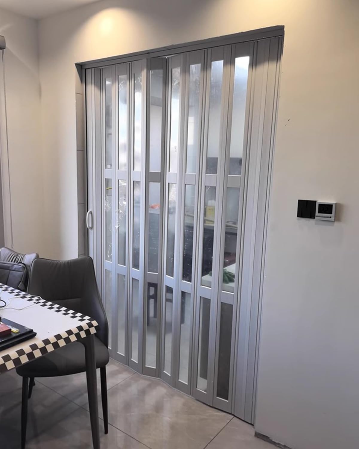 Cloison de séparation en PVC avec fenêtres pour optimiser l'espace du salon