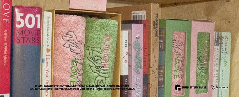 SHINee ONEW 5. mini album TOUGH LOVE TOWEL BOOK 2 Ver. ZESTAW - wersja zielona i różowa, 2 ręczniki + 2 karty fotograficzne + 2 karty graficzne