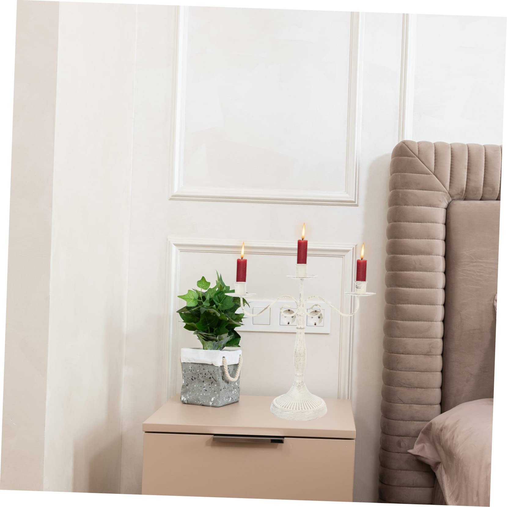 Candelabro Vintage Europeo in Ferro Bianco per Tavolo Elegante