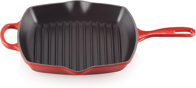 Le Creuset Signature Enamelled Cast Iron Grillit Frying Pan With Helper Handle and Two Pouring Lips, For All Hob Types and Ovens, 26 cm, Cerise, 201832606