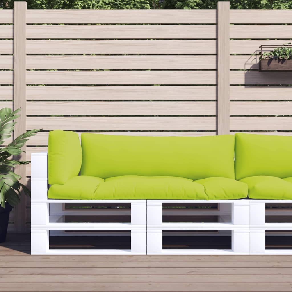 Coussin de palette vert clair indéformable pour soulager le dos sur une chaise de jardin