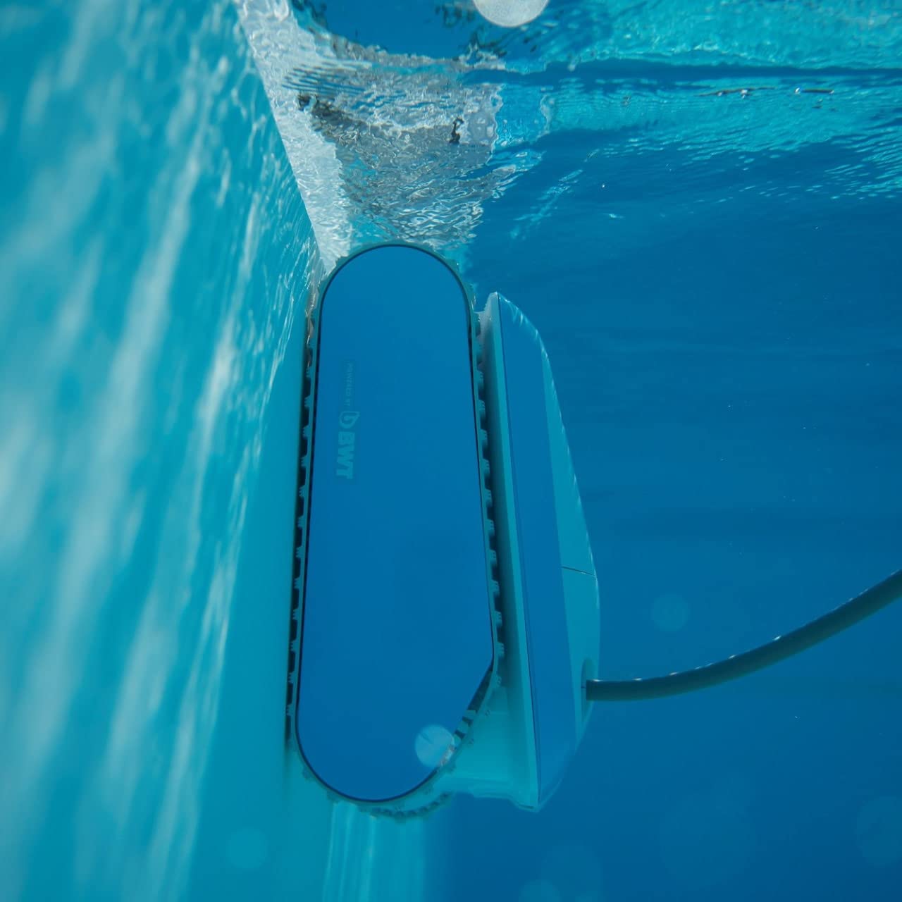 BWT Robot de Piscine Cosmy 200 | Particulièrement léger et Compact | pour Les piscines d'une Longueur allant jusqu'à 10 m | Nettoyage fiable du Fond | avec Commande par Application