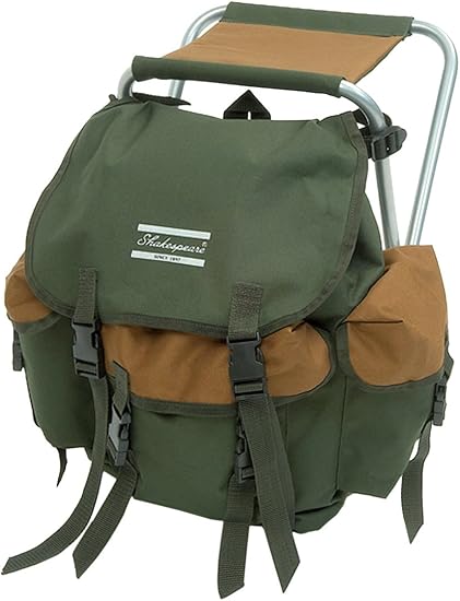 La mochila de taburete de acampada Shakespeare Folding en tamaño 100, color marrón/verde, cuenta con correas ajustables y acolchadas, compartimento principal con lazo y hebillas de liberación rápida, tres bolsillos con cierre de clip, altura de 40 cm y peso de 1,8 kg.