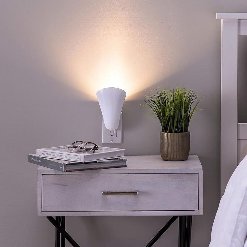 AURAGLOW Luz de pared con enchufe GU10 para tomacorriente, sin bombilla | Lámpara de foco con casquillo, sin cableado, gira para iluminar hacia arriba o hacia abajo, admite cualquier GU10 a 10W, para sala de estar