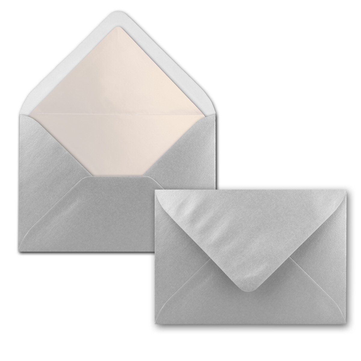Set di 150 biglietti di auguri in argento metallizzato, formato DIN A6, con foglio interno bianco e busta DIN C6 con fodera in seta bianca.